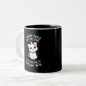 Ich arbeite hart, damit meine Katze eine bessere T Zweifarbige Tasse (Vorderseite Links)