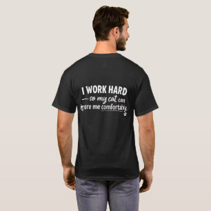 Ich arbeite hart, damit meine Katze mich bequem ig T-Shirt