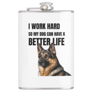 Ich arbeite hart für meinen Deutschen Schäferhund Flachmann