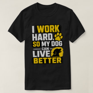 Ich arbeite hart Hundeliebhaber Zitat Design T-Shirt