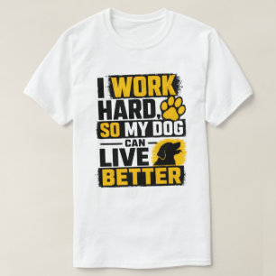 Ich arbeite hart Hundeliebhaber Zitat Design T-Shirt