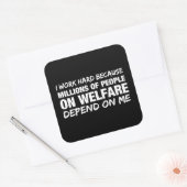 Ich arbeite hart, weil... quadratischer aufkleber (Umschlag)