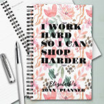 Ich arbeite harte Blumenarbeit Planer<br><div class="desc">Ihr Name und das Sprichwort "Ich arbeite hart,  damit ich härter einkaufen kann" sind auf einem lustigen abstrakt rosa Blumendruck auf diesem jährlichen Planer. Ideal für sich selbst oder ein gutes Geschenk für jeden Anlass.</div>