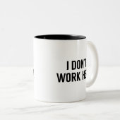 Ich arbeite hier nicht zweifarbige tasse (VorderseiteRechts)