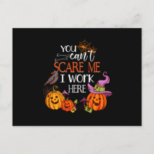 Ich arbeite hier Pumpkin Halloween Trick oder Trea Postkarte