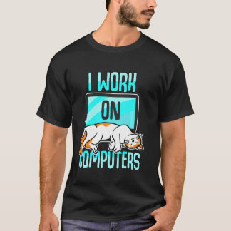 Ich arbeite mit Computern mit Cat Mama Vater Kitte T-Shirt