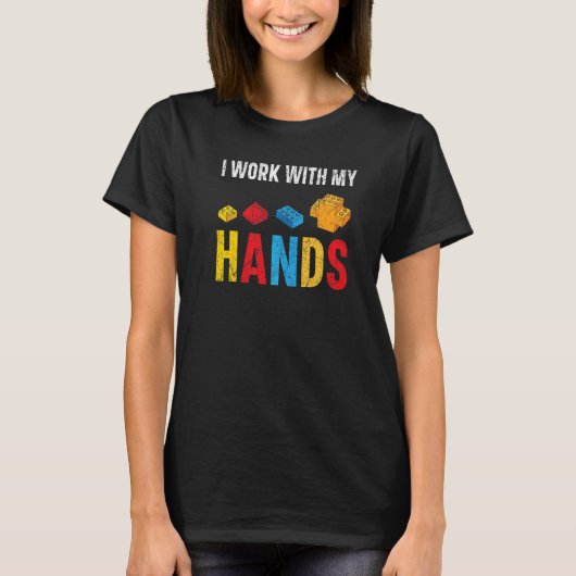 Ich arbeite mit Master Builder Bricks in meinen Hä T-Shirt (Vorderseite)