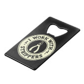 Ich arbeite mit Strippern #USAPatriotGraphics © Geldbeutel Flaschenöffner (Vorderseite Schrägansicht)