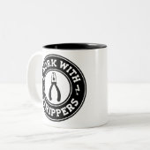 Ich arbeite mit Strippern #USAPatriotGraphics © Zweifarbige Tasse (Vorderseite Links)