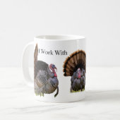 Ich arbeite mit Truthahntext Kaffeetasse (Vorderseite Links)