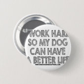 ICH ARBEITE SCHWER, ALSO KANN MEIN HUND EIN BUTTON (Vorne & Hinten)