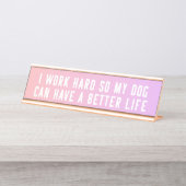 Ich arbeite schwer, also kann mein Hund ein Schreibtischnamensplakette (Vorderseite )