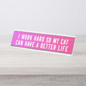 Ich arbeite schwer, also kann meine Katze ein Schreibtischnamensplakette (Vorderseite )