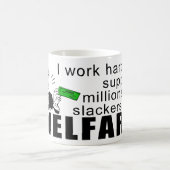 Ich arbeite schwer, um Slackers auf Kaffeetasse (Mittel)