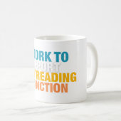 Ich arbeite zur Unterstützung meiner Lesesüchtigke Kaffeetasse (VorderseiteRechts)