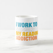 Ich arbeite zur Unterstützung meiner Lesesüchtigke Kaffeetasse (Mittel)