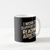 Ich arbeite zur Unterstützung meiner Lesesüchtigke Kaffeetasse (VorderseiteRechts)