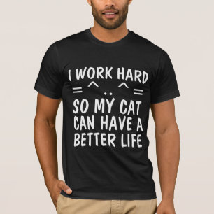 ICH ARBEITEE SCHWER, DAMIT KATZE EINEN BESSEREN LE T-Shirt