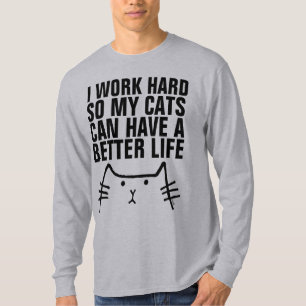 ICH ARBEITEE SCHWER, DAMIT KATZEN BESSER LEBEN KÖN T-Shirt