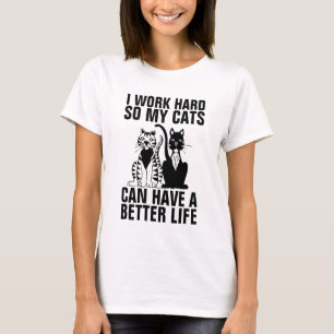 ICH ARBEITEE SCHWER, DAMIT MEINE KATZE BESSER LEBE T-Shirt
