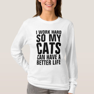 ICH ARBEITEE SCHWER, DAMIT MEINE KATZEN EIN BESSER T-Shirt
