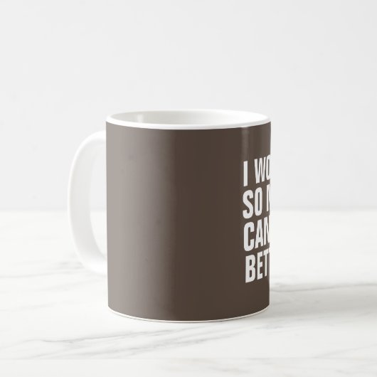 ICH ARBEITEE SCHWER, SODASS MEINE KATZEN EINE BESS KAFFEETASSE (Vorderseite Links)