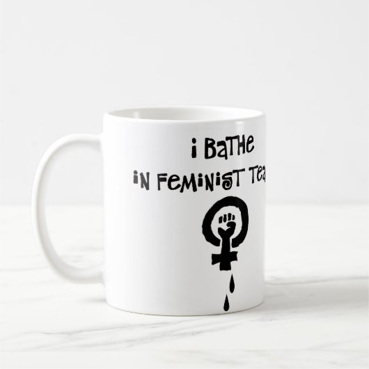 Ich bade in den feministischen Rissen Kaffeetasse (Links)