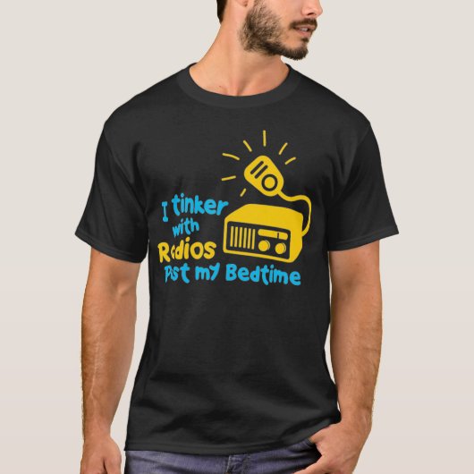 Ich bastle mit Radios, die mein Bett mit dem Radio T-Shirt (Vorderseite)