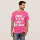 Ich Behielt ein Kissen unter meinen Gewehren - Fun T-Shirt (Vorne ganz)