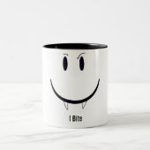 Ich beiße Gesicht Zweifarbige Tasse (Mittel)