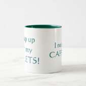 Ich benötige das KOFFEIN, mit meinen DREIERGRUPPEN Zweifarbige Tasse (Mittel)