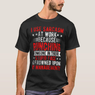 Ich benutze Sarcasm bei der Arbeit, weil punching, T-Shirt