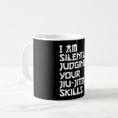 Ich beurteile deine Jiu-Jitsu-Fähigkeit schweigend Kaffeetasse (Vorderseite Links)