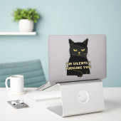 Ich beurteile dich leise - Funny Black Cat Sticker (Laptop auf Schreibtisch)