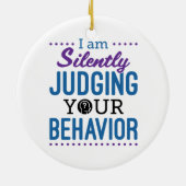 Ich beurteile Ihr Verhalten schweigend Keramik Ornament (Hinten)