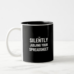 Ich beurteile Ihre Tabellenkalkulation schweigend Zweifarbige Tasse