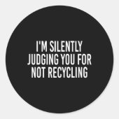 Ich beurteile Sie schweigend, weil ich die Erde D Runder Aufkleber (Vorderseite)