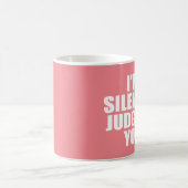 Ich BEURTEILE SIE STILL Kaffeetasse (Mittel)