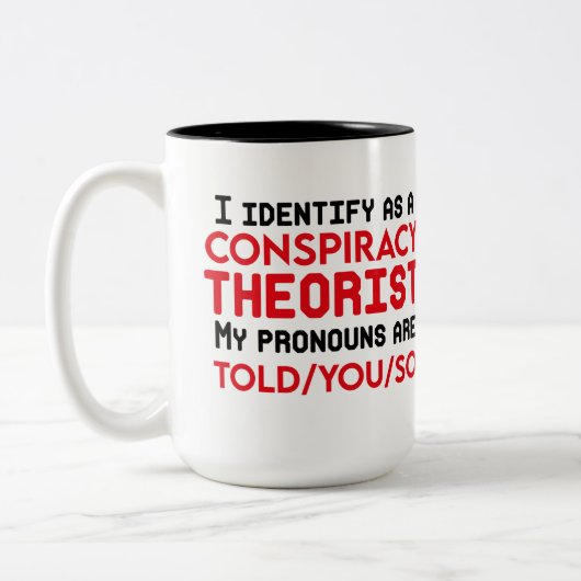 Ich bezeichne mich als Verschwörungstheortikpronom Zweifarbige Tasse (Links)