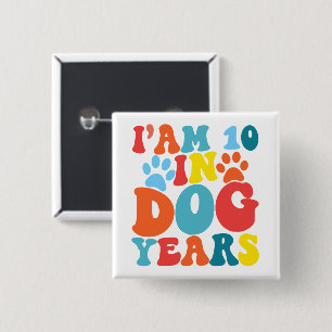 Ich bin 10 in Hundejahren 70. Geburtstag Groovy Hu Button