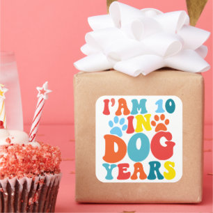 Ich bin 10 in Hundejahren 70. Geburtstag Groovy Hu Quadratischer Aufkleber