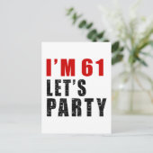 Ich bin 61. Lasst uns Party machen Einladungspostkarte (Stehend Vorderseite)