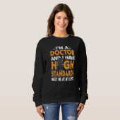 Ich bin Arzt und habe hohe Standards. Sweatshirt (Vorne ganz)
