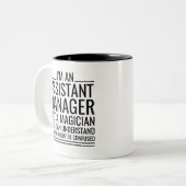 Ich bin Assistenzmanager, kein Magier, aber ich ka Zweifarbige Tasse (Vorderseite Links)