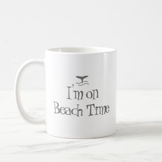 Ich bin auf Beach Time Whale Tale und Fun Zitat Kaffeetasse (Links)