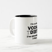 Ich bin auf der Vodka-Diät Zweifarbige Tasse (Vorderseite Links)