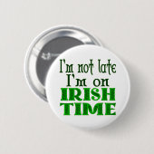 Ich bin auf Irish Time Funny Sprichwort Button (Vorne & Hinten)