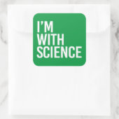 Ich bin bei der Wissenschaft Quadratischer Aufkleber (Tasche)