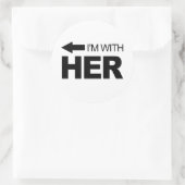 Ich bin bei ihr (links) runder aufkleber (Tasche)