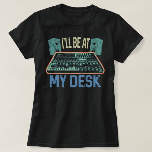 Ich bin bei meinem Desktop Studio Engineer und geb T-Shirt (Design vorne)